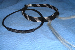 två halsband med tagel